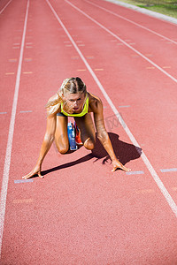 女运动员准备在跑道上奔跑