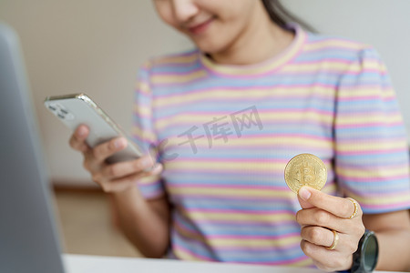 Cryptocurrency 是数字货币，女性手握计算机准备好的比特币硬币来投资来自未来数字或想象世界的资产。 