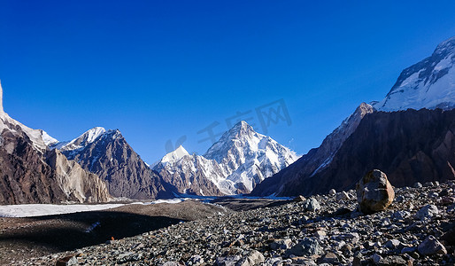 巴基斯坦喀喇昆仑山脉康科迪亚 (Concordia) 的乔戈里峰 (K2) 和布洛阿特峰 (Broad Peak)