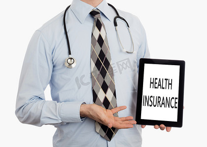 拿着平板电脑的医生-健康保险
