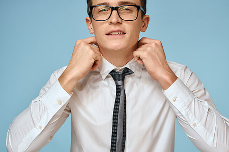穿衬衫打领带的男人是工作的职业经理人