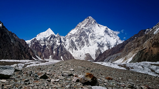 巴基斯坦摄影照片_巴基斯坦喀喇昆仑山脉康科迪亚 (Concordia) 的乔戈里峰 (K2) 和布洛阿特峰 (Broad Peak)