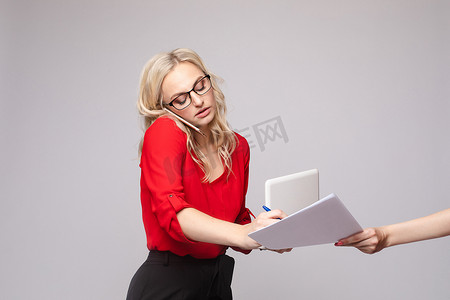 女人通过电话交谈，使用电脑和签署文件