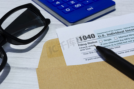 税表 1040。桌上棕色信封中的美国个人所得税申报表。