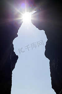 巴利巴尼翁悬崖洞穴入口和阳光