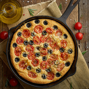 Focaccia、平底锅披萨、意大利扁面包配西红柿、橄榄和迷迭香。