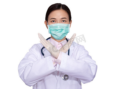 亚洲女医生戴着医用口罩，双手交叉举起