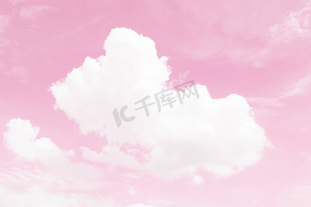 天空粉色摄影照片_模糊的天空柔和的粉红色云，模糊的天空柔和的粉红色柔和的背景，爱情情人节背景，粉红色的天空清晰柔和的柔和背景，粉红色柔和的模糊天空壁纸