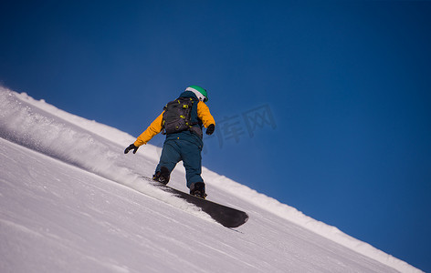 滑雪者跑下斜坡并自由骑行