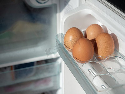 冰箱架子上的鸡蛋。