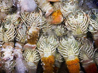 海鲜市场冰盒里新鲜的小龙虾