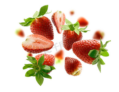 漂浮在白色背景上的草莓浆果