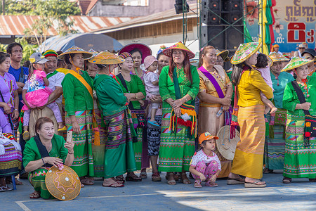 掸族或傣族（居住在缅甸和泰国部分地区的族群）穿着部落服装，在掸族新年庆祝活动中表演本土舞蹈。
