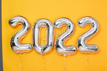 新年元素新年海报摄影照片_铝箔气球数字 2022 新年 2022 庆祝装饰设计元素黄色背景