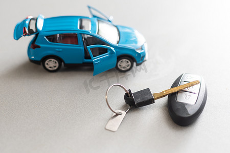 玩具小车摄影照片_小车和木桌上的钥匙