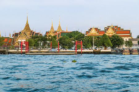 湄南河与玉佛寺和大皇宫在背景中