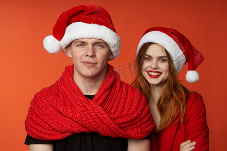 戴着圣诞帽的一家人玩得开心新年假期红色背景