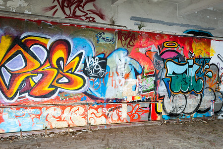 废弃厂房里的涂鸦墙