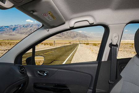 车窗可欣赏美国死亡谷沙漠公路的景色