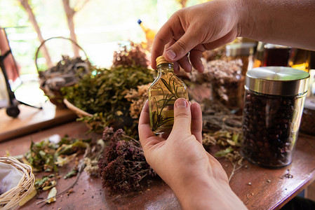 草药师手中的药水瓶