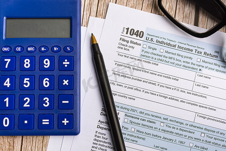 税表 1040。桌上的美国个人所得税申报表。