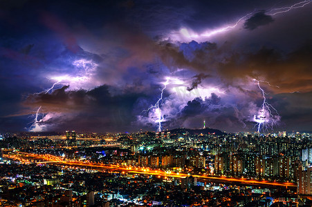 韩国首尔夜间雷暴云与闪电