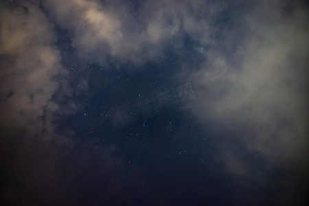 星星云朵背景摄影照片_夜晚的天空云朵星星