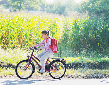 初等摄影照片_骑自行车上学的女学生