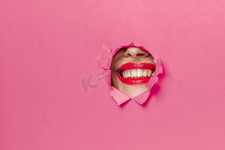 女性红色海报摄影照片_女性嘴唇粉红色海报魅力生活方式时尚
