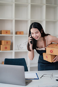 企业主在包装产品之前通过手机确认地址以发送给客户订单。