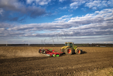 拖拉机为播种和耕种准备地面。