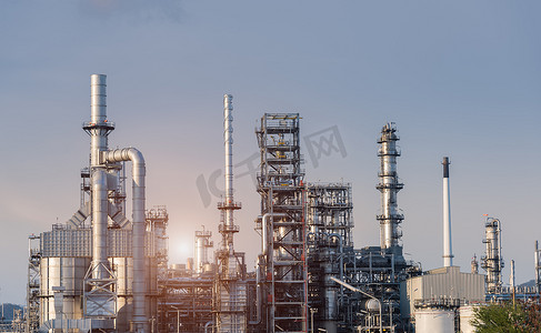石油泄露摄影照片_日落时的石油工业炼油厂