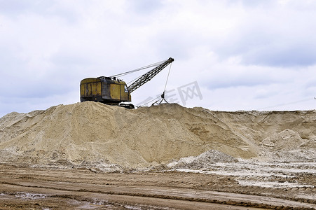 采石场中的挖掘机生产沙子 采石场中的挖掘机生产沙子
