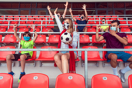 在社交距离措施下观看足球比赛的球迷