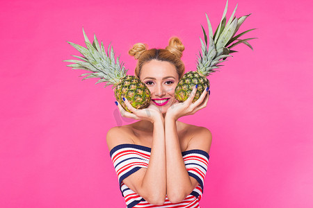 粉红色背景中带菠萝的时尚肖像滑稽女人
