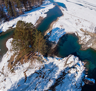 池塘卡通摄影照片_冬季蓝色湖泊的鸟瞰图