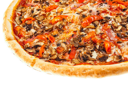 美味的经典意大利比萨饼 Carbonara 的碎片，配火腿、西红柿、蘑菇和奶酪