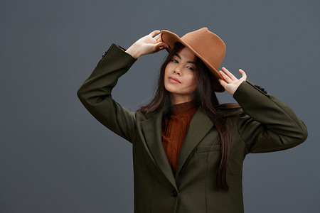 年轻女子夹克帽子优雅风格时尚隔离背景