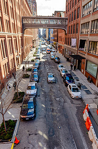 纽约市切尔西的城市街道上停着许多汽车，从高线屋顶公园可以鸟瞰