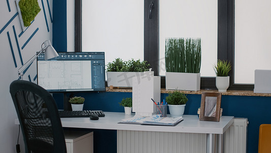在办公桌上关闭带有数字蓝图计划的监视器，用于建筑布局的建筑设计