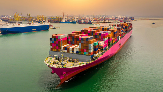 进出口业务商业贸易物流和运输中的集装箱货船和汽车运输船，汽车和集装箱货物货运。