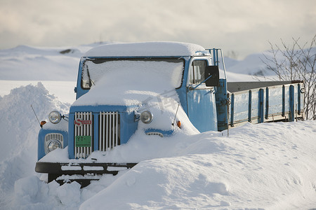 挪威 Flakstadoya Loftofen 的卡车被雪覆盖