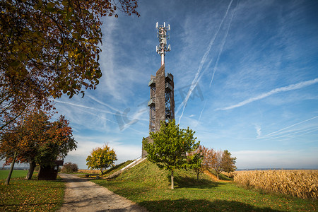 中部地区摄影照片_罗曼卡瞭望塔位于中部地区宁布尔克区的赫鲁比耶塞尼克村附近。
