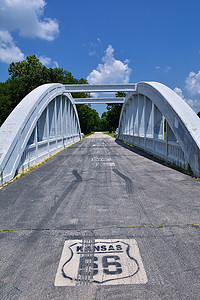 堪萨斯州彩虹曲线桥。