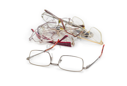 现代经典男士眼镜与旧眼镜的对比