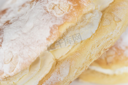 生日背景图片摄影照片_美味的奶油糕点宏观图片，中央选择性焦点。
