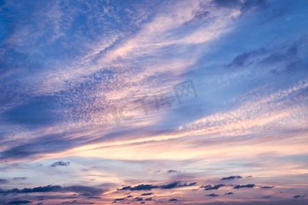 天空有云彩和太阳光芒黄色和蓝色背景。