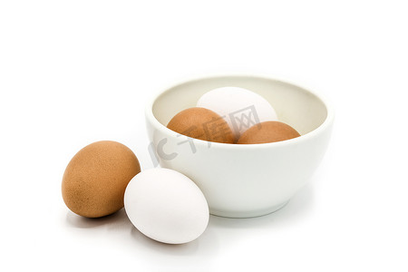 碗中的棕色和白色鸡蛋