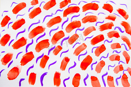 水彩笔画摄影照片_水彩抽象背景的短红色笔画，带有宽画笔和紫色窄曲线。