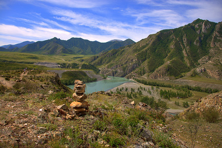 骶石标位于山顶，俯瞰山脉和河流。